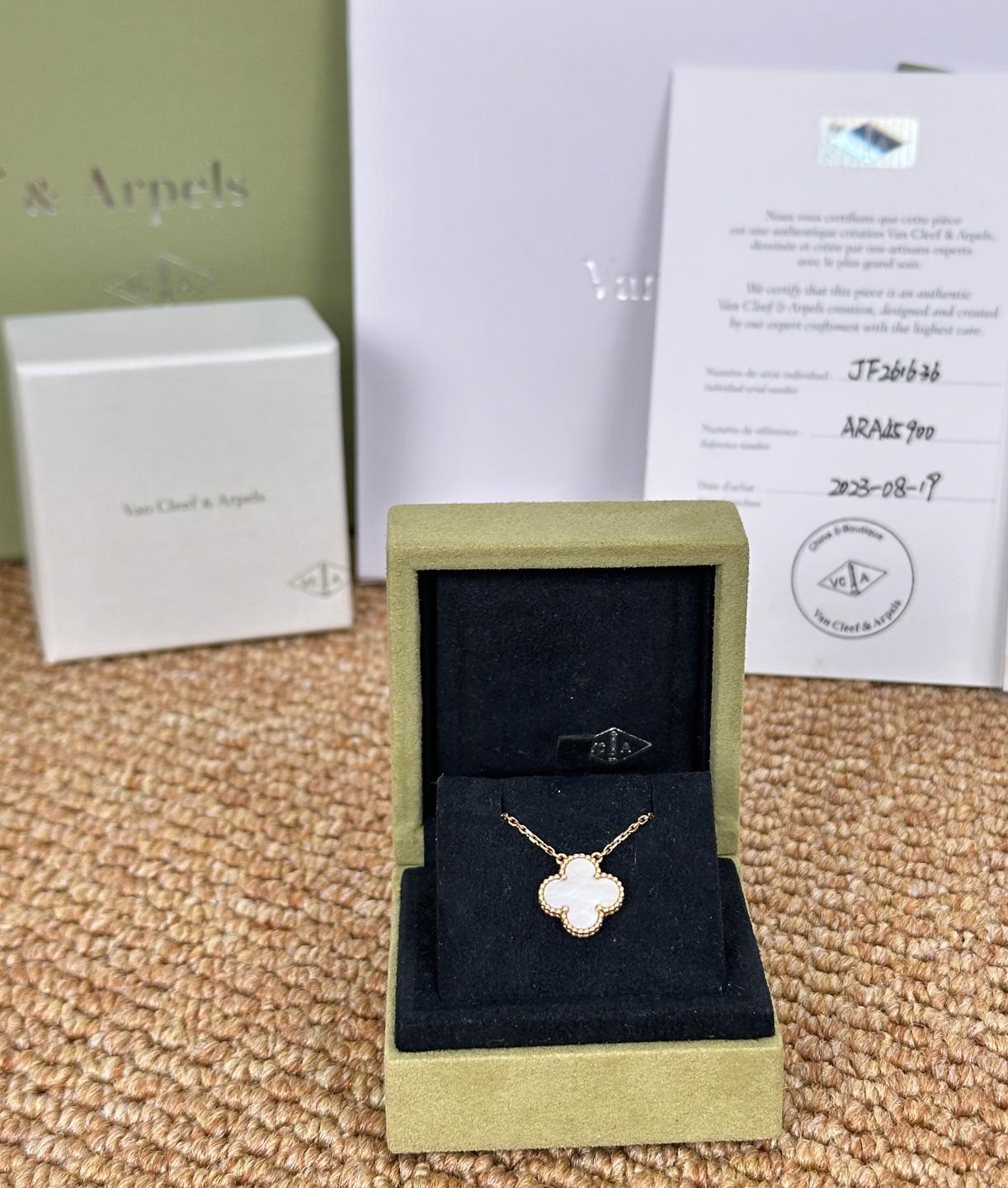 Van Cleef & Arpels Vintage Alhambra pendant, yellow gold, mother-of-pearl VCARA45900