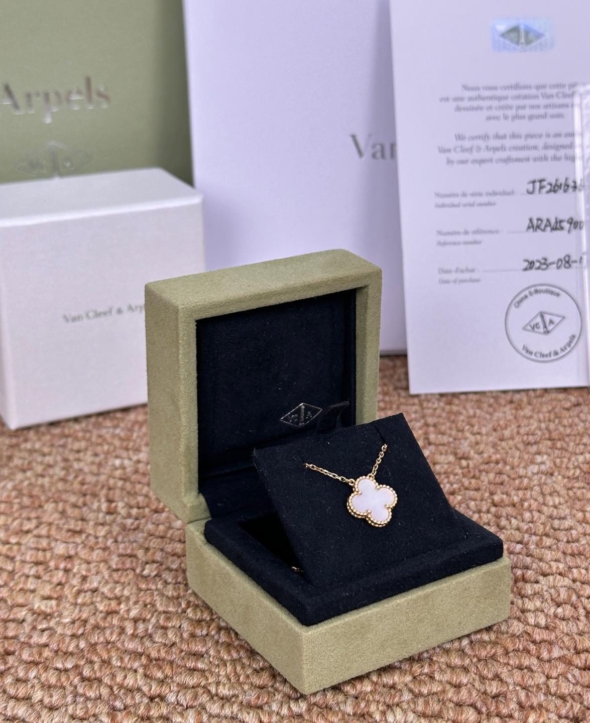 Van Cleef & Arpels Vintage Alhambra pendant, yellow gold, mother-of-pearl VCARA45900
