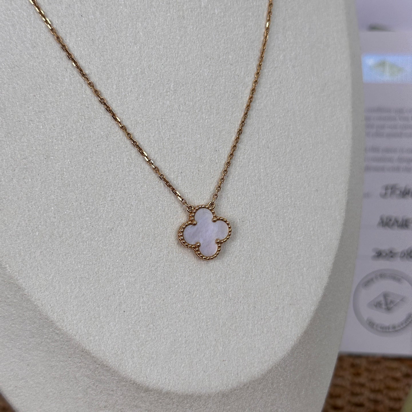 Van Cleef & Arpels Vintage Alhambra pendant, yellow gold, mother-of-pearl VCARA45900