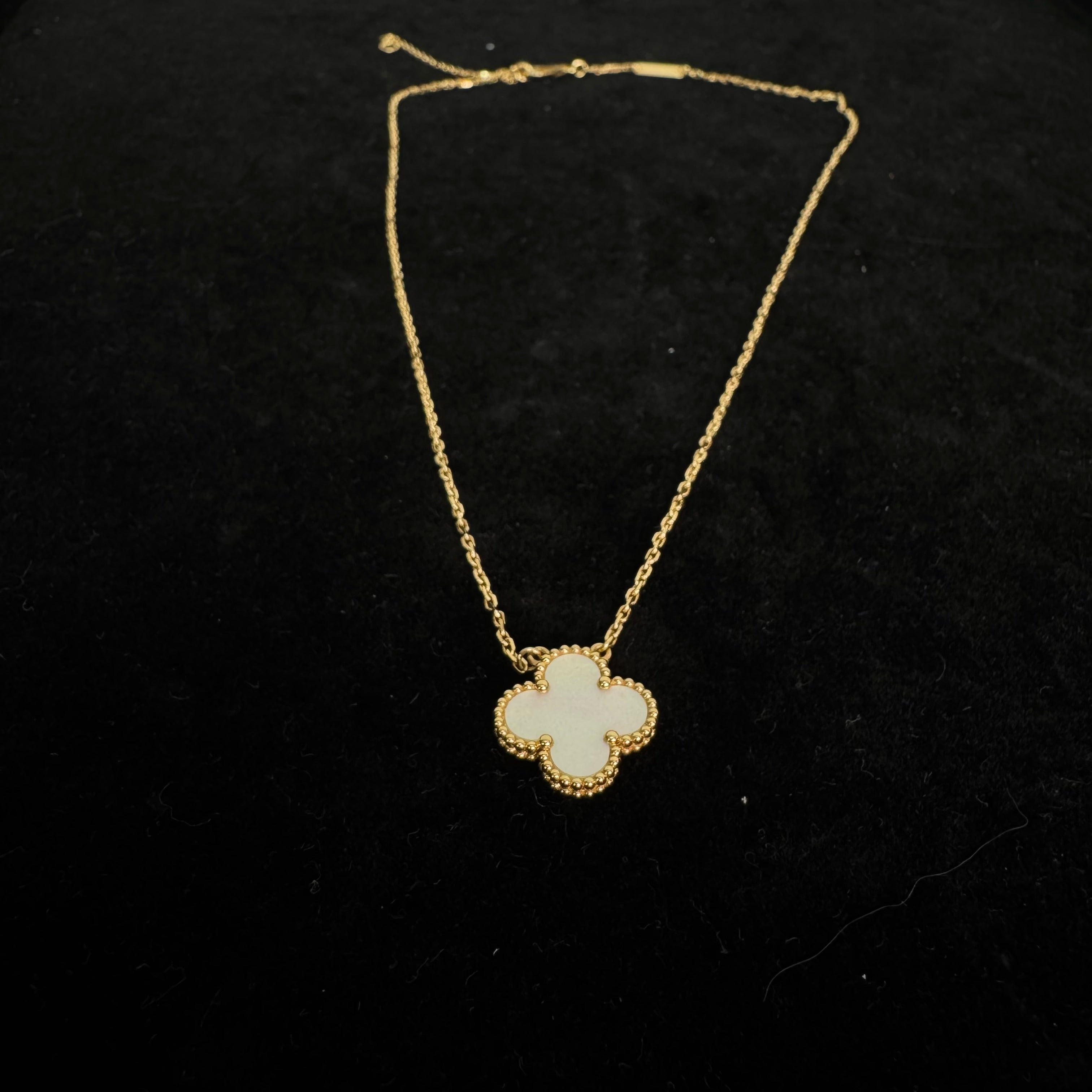 Van Cleef & Arpels Vintage Alhambra pendant, yellow gold, mother-of-pearl VCARA45900