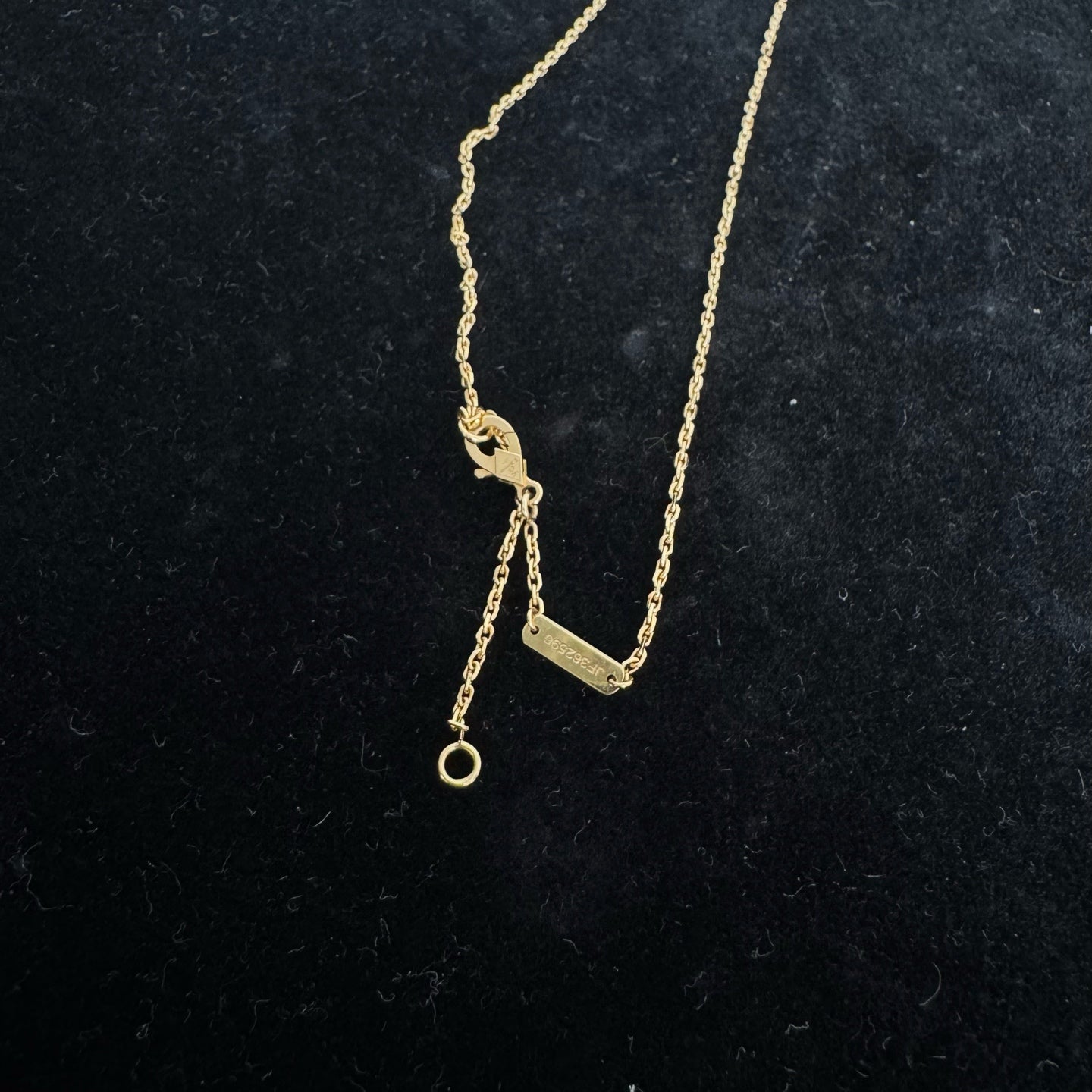 Van Cleef & Arpels Vintage Alhambra pendant, yellow gold, mother-of-pearl VCARA45900