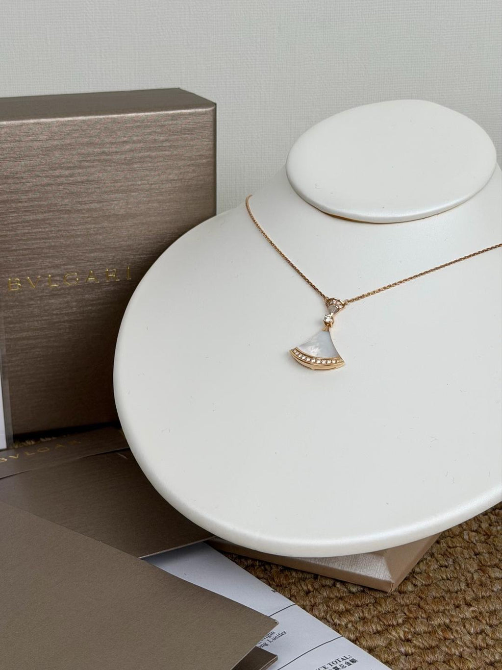 Bvlgari DIVAS’ DREAM necklace in 18 kt rose gold, mother-of-pearl and pavé diamonds