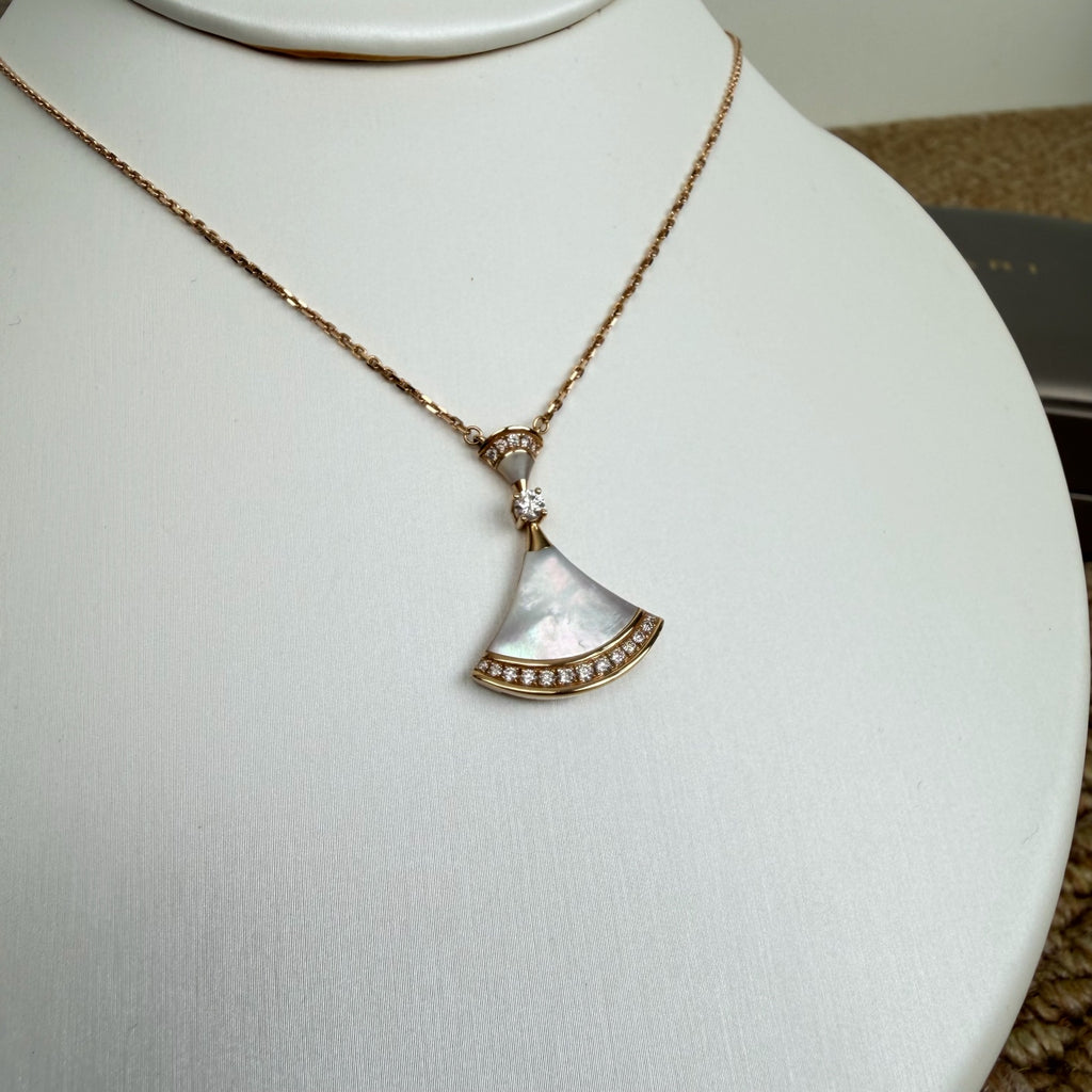 Bvlgari DIVAS’ DREAM necklace in 18 kt rose gold, mother-of-pearl and pavé diamonds