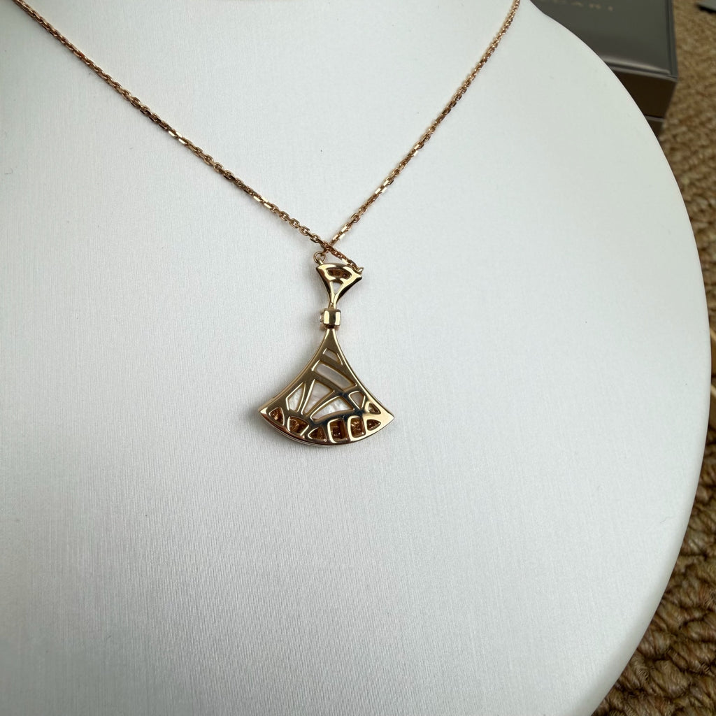Bvlgari DIVAS’ DREAM necklace in 18 kt rose gold, mother-of-pearl and pavé diamonds
