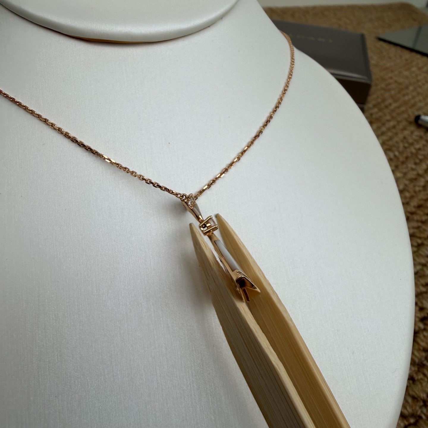 Bvlgari DIVAS’ DREAM necklace in 18 kt rose gold, mother-of-pearl and pavé diamonds