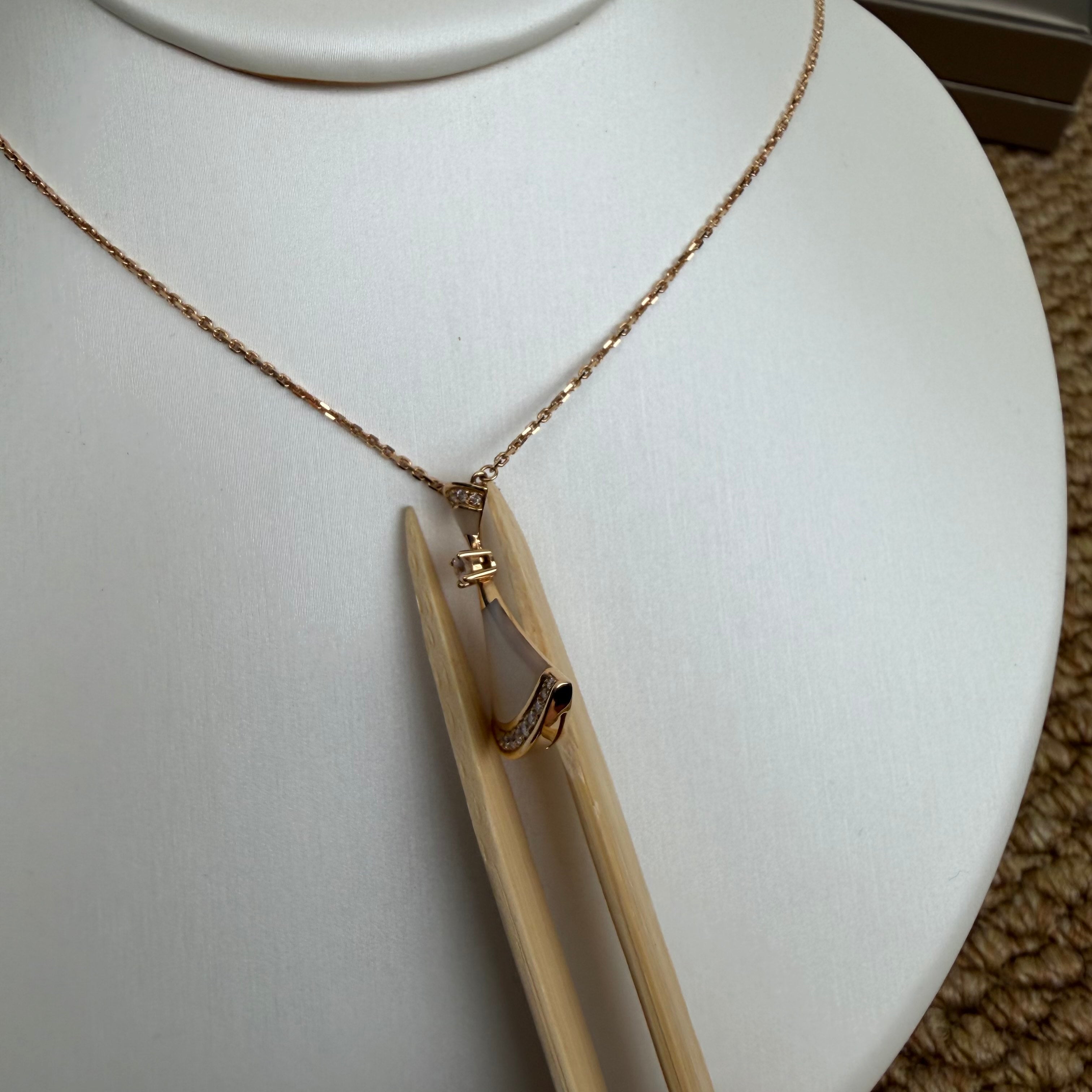 Bvlgari DIVAS’ DREAM necklace in 18 kt rose gold, mother-of-pearl and pavé diamonds