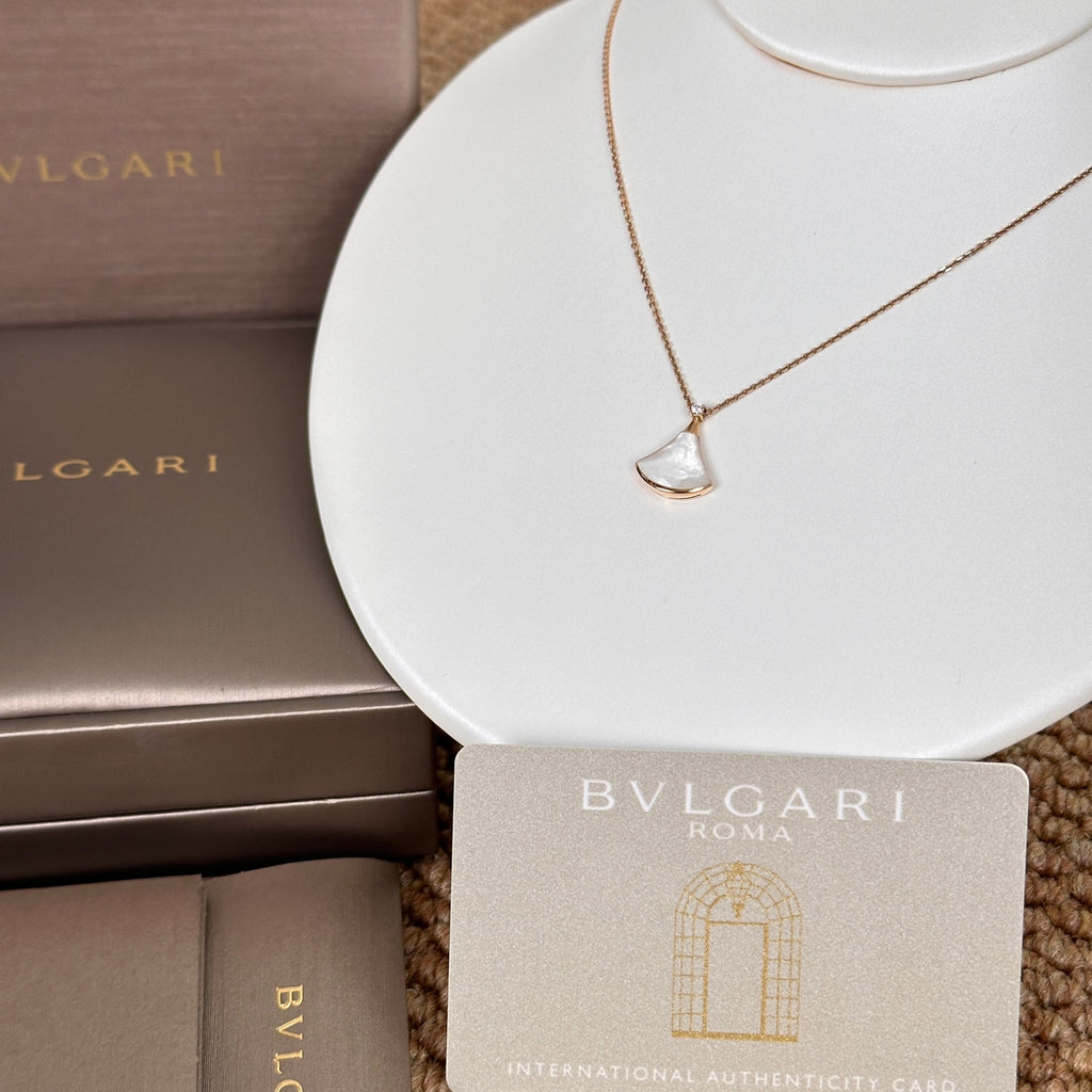 Bvlgari Rose gold DIVAS' DREAM Necklace White with 0.03 ct Diamonds, Mother of Pearl