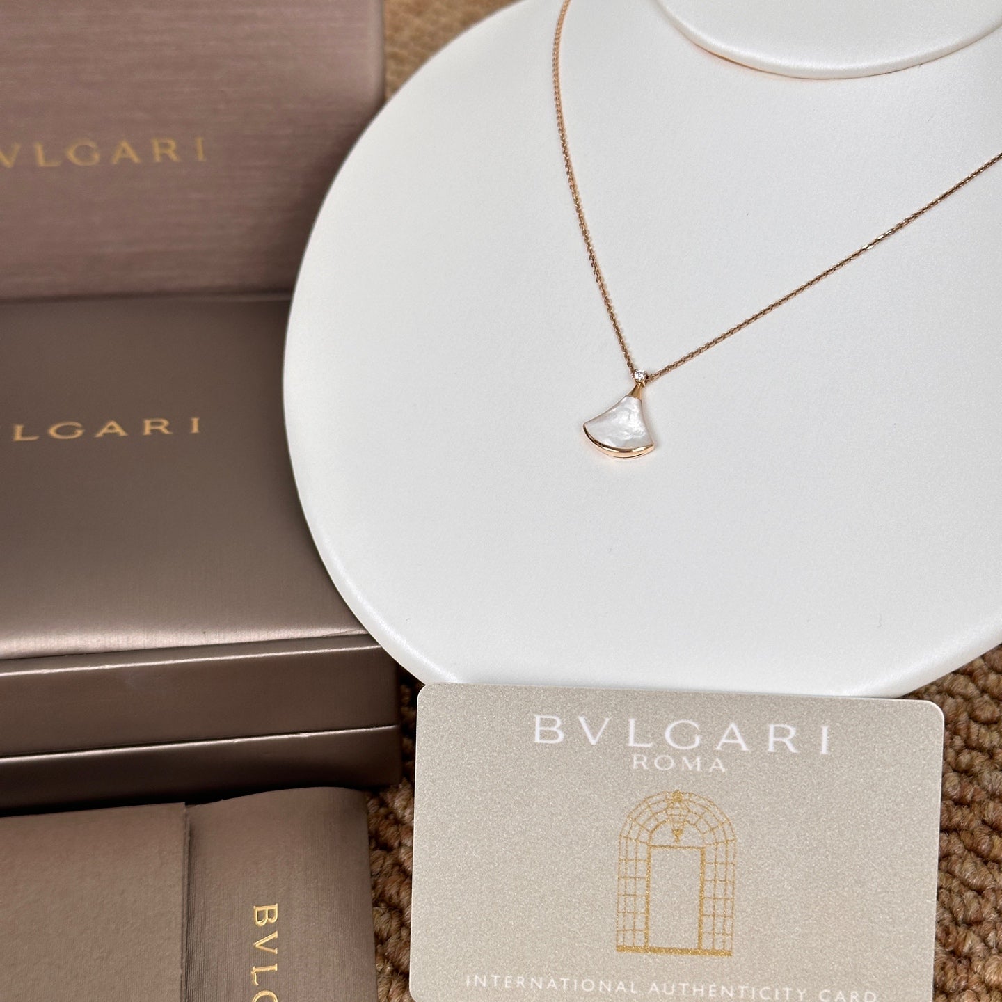 Bvlgari Rose gold DIVAS' DREAM Necklace White with 0.03 ct Diamonds, Mother of Pearl