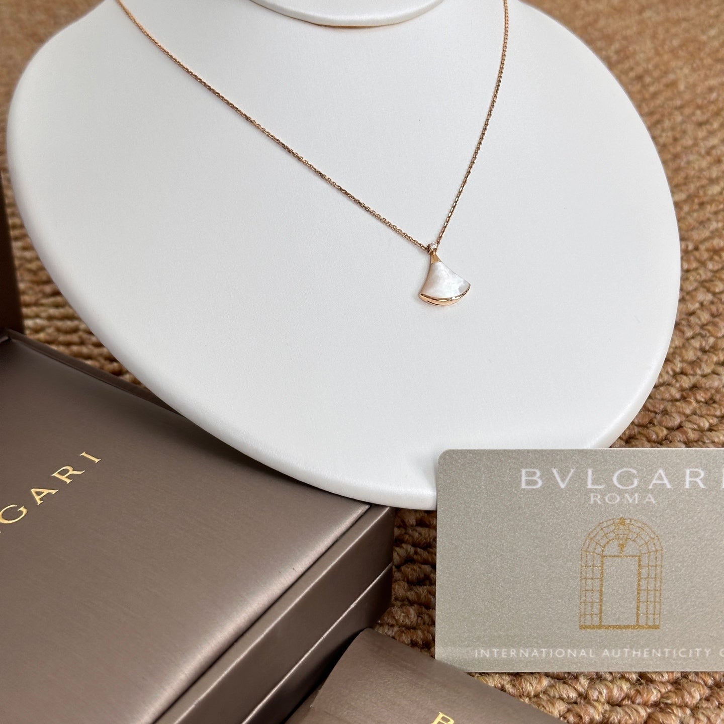 Bvlgari Rose gold DIVAS' DREAM Necklace White with 0.03 ct Diamonds, Mother of Pearl