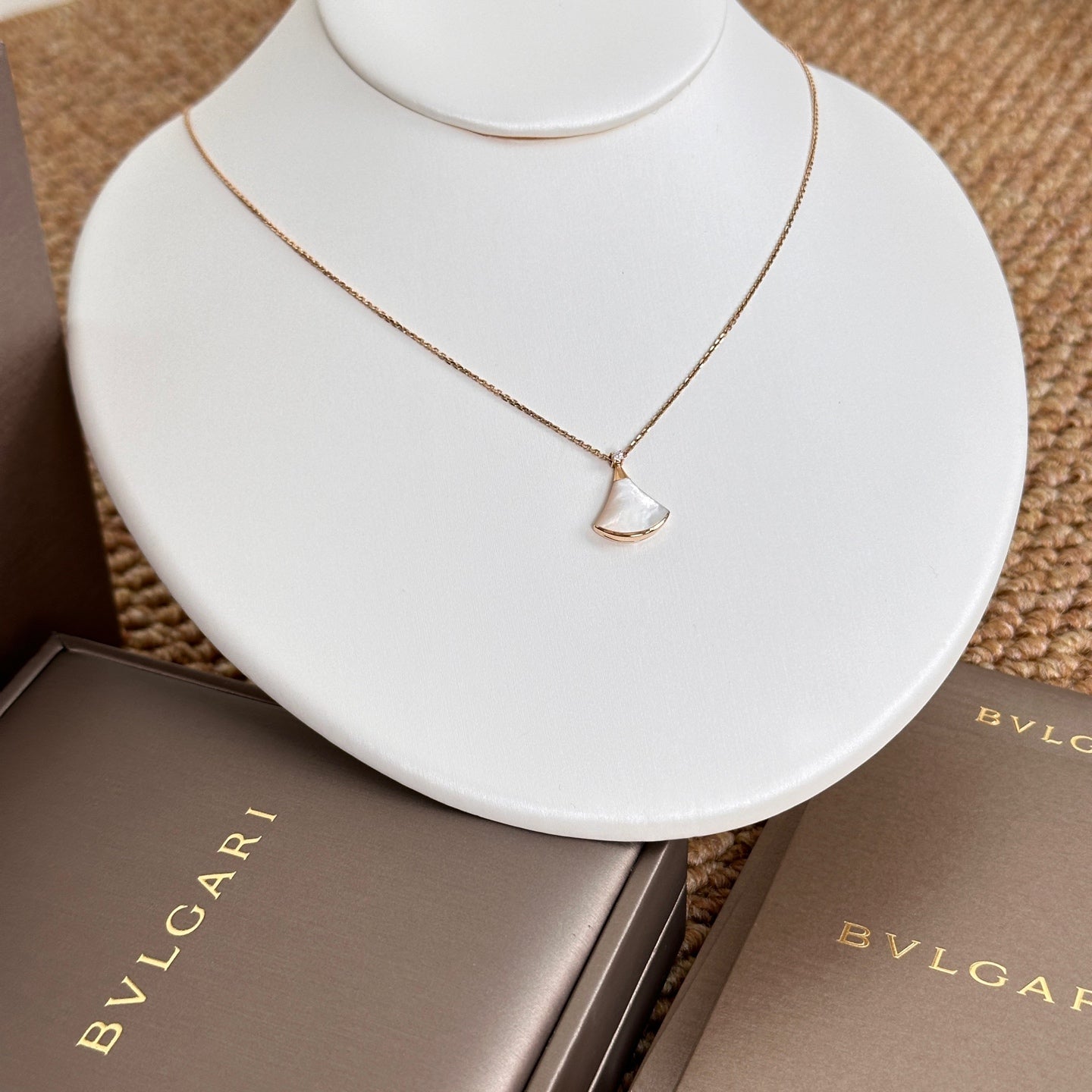 Bvlgari Rose gold DIVAS' DREAM Necklace White with 0.03 ct Diamonds, Mother of Pearl