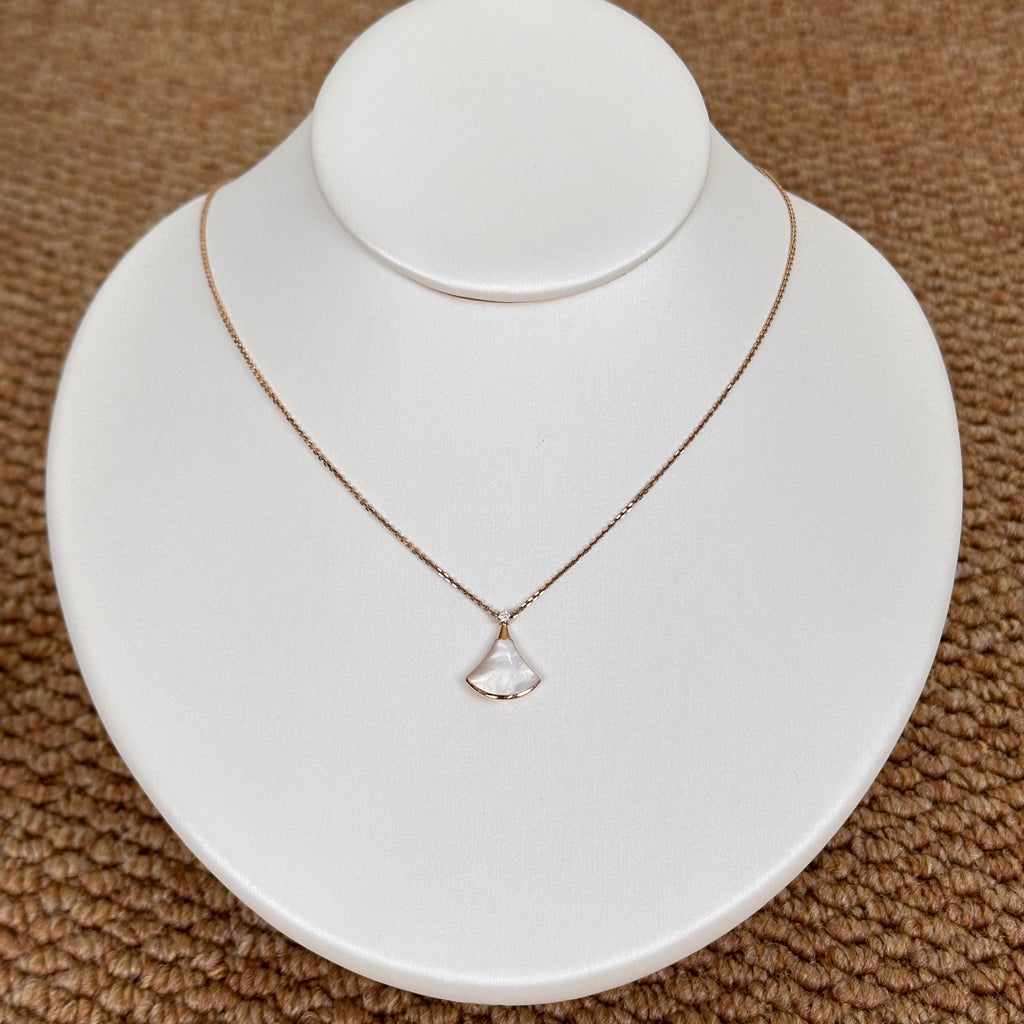 Bvlgari Rose gold DIVAS' DREAM Necklace White with 0.03 ct Diamonds, Mother of Pearl