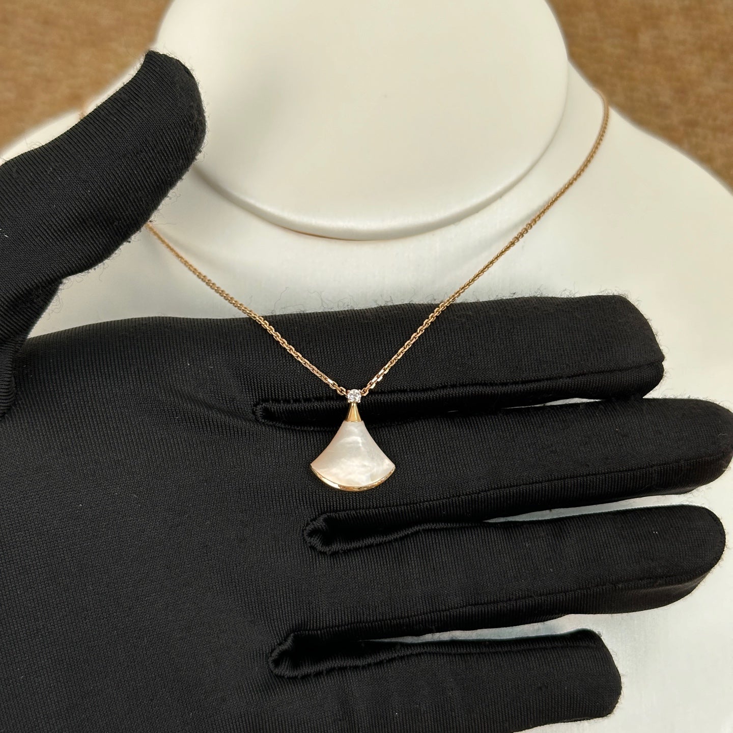 Bvlgari Rose gold DIVAS' DREAM Necklace White with 0.03 ct Diamonds, Mother of Pearl