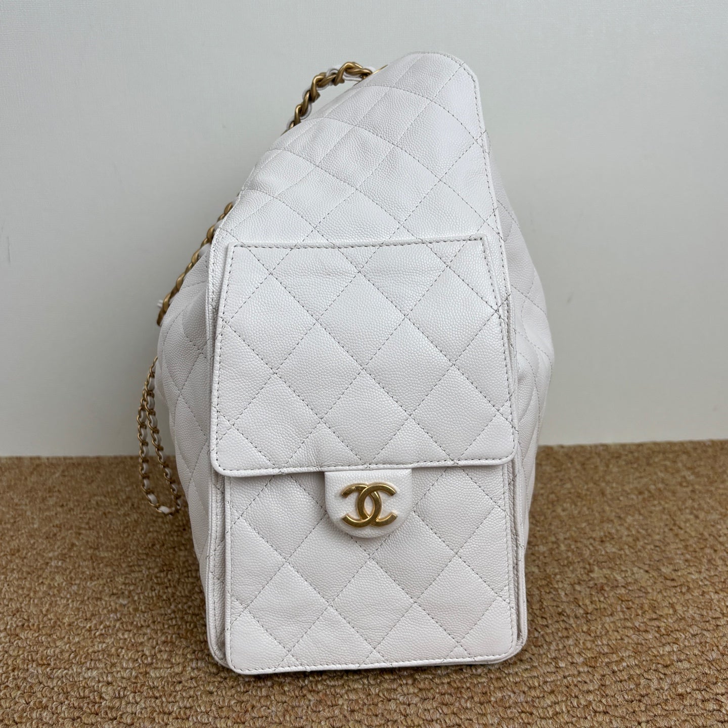 Chanel 25 medium handbag, Grained calfskin & gold-tone metal, white AS5311-B20304-10601