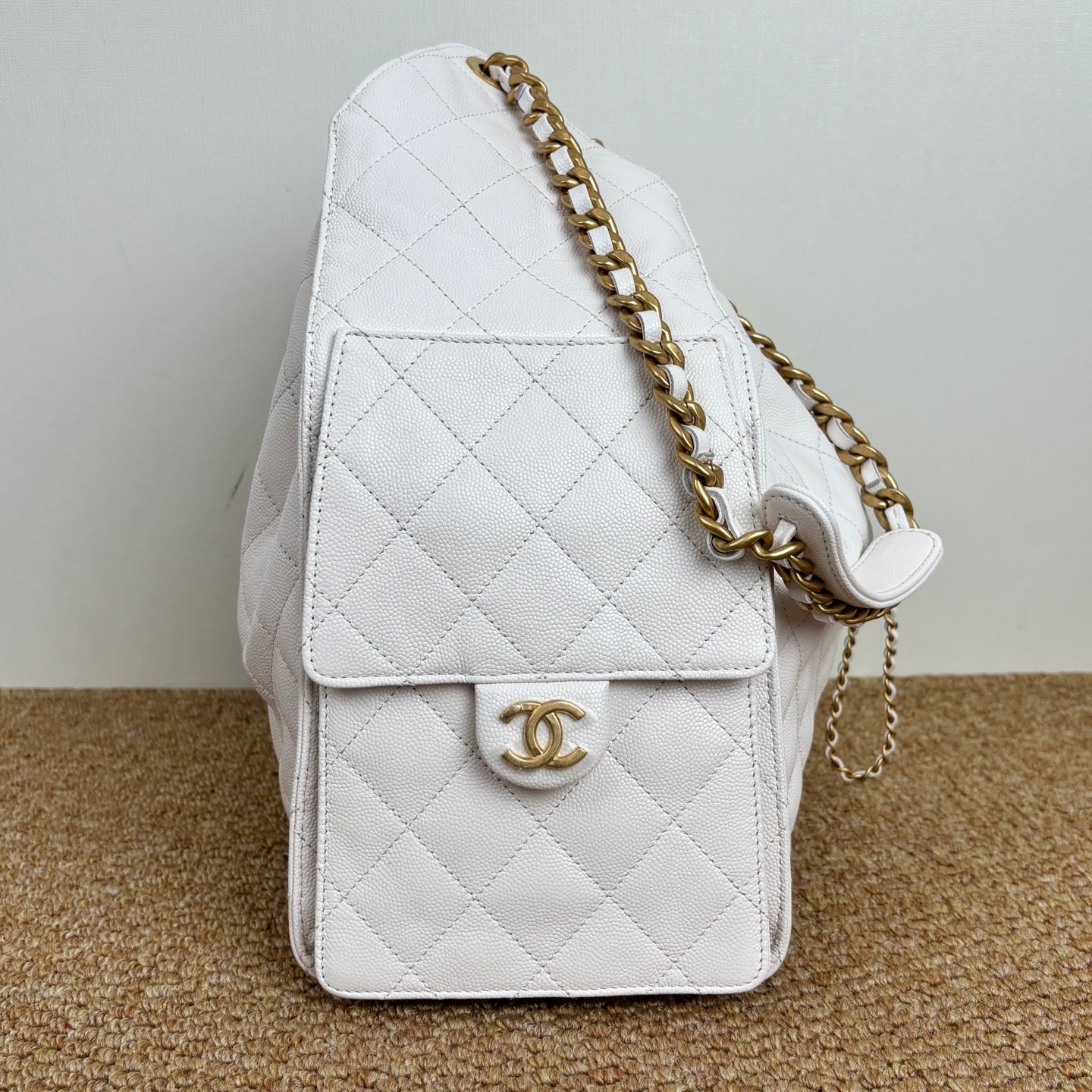 Chanel 25 medium handbag, Grained calfskin & gold-tone metal, white AS5311-B20304-10601