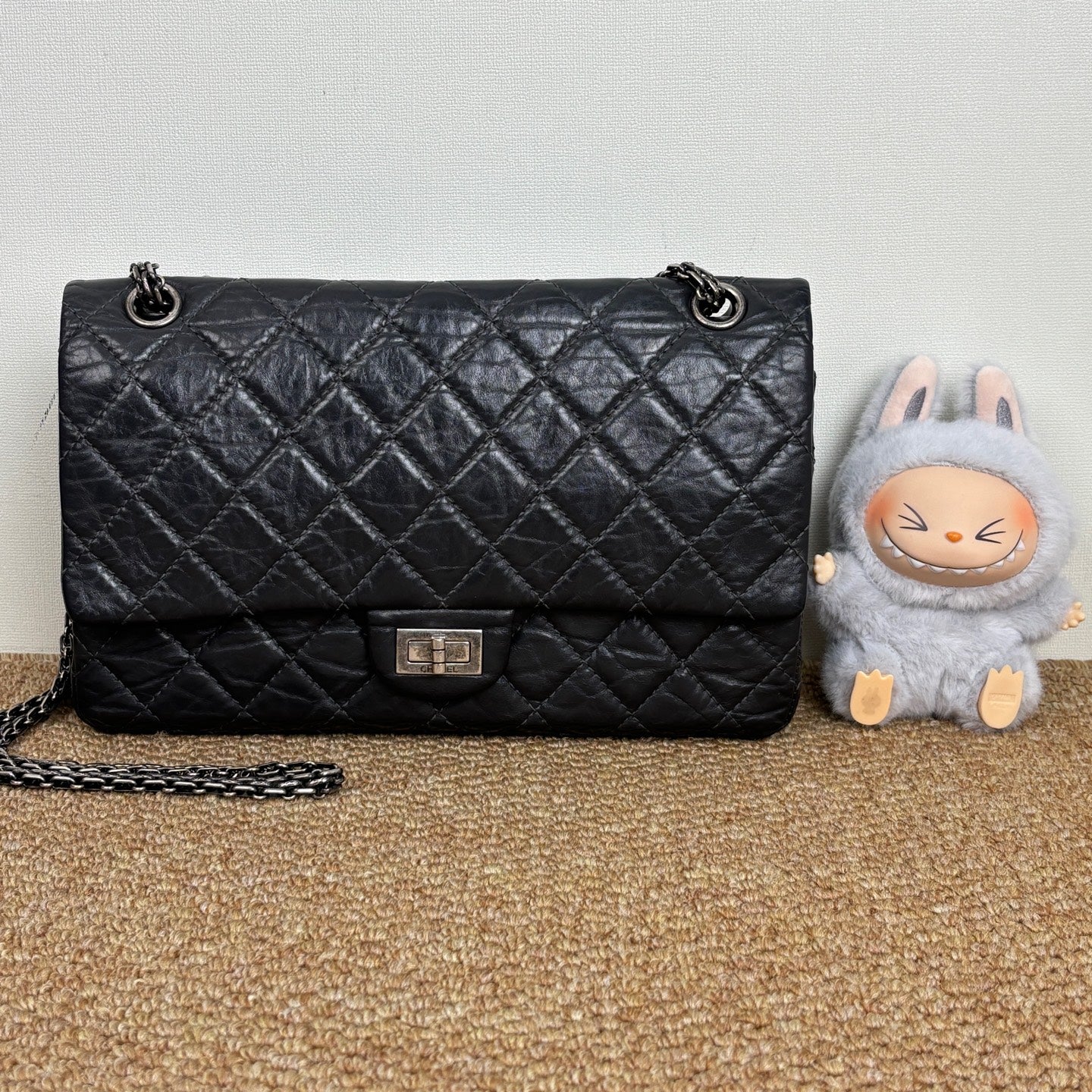 Chanel Large 2.55 handbag, Aged calfskin & gold-tone metal, black A37587Y04634C3906